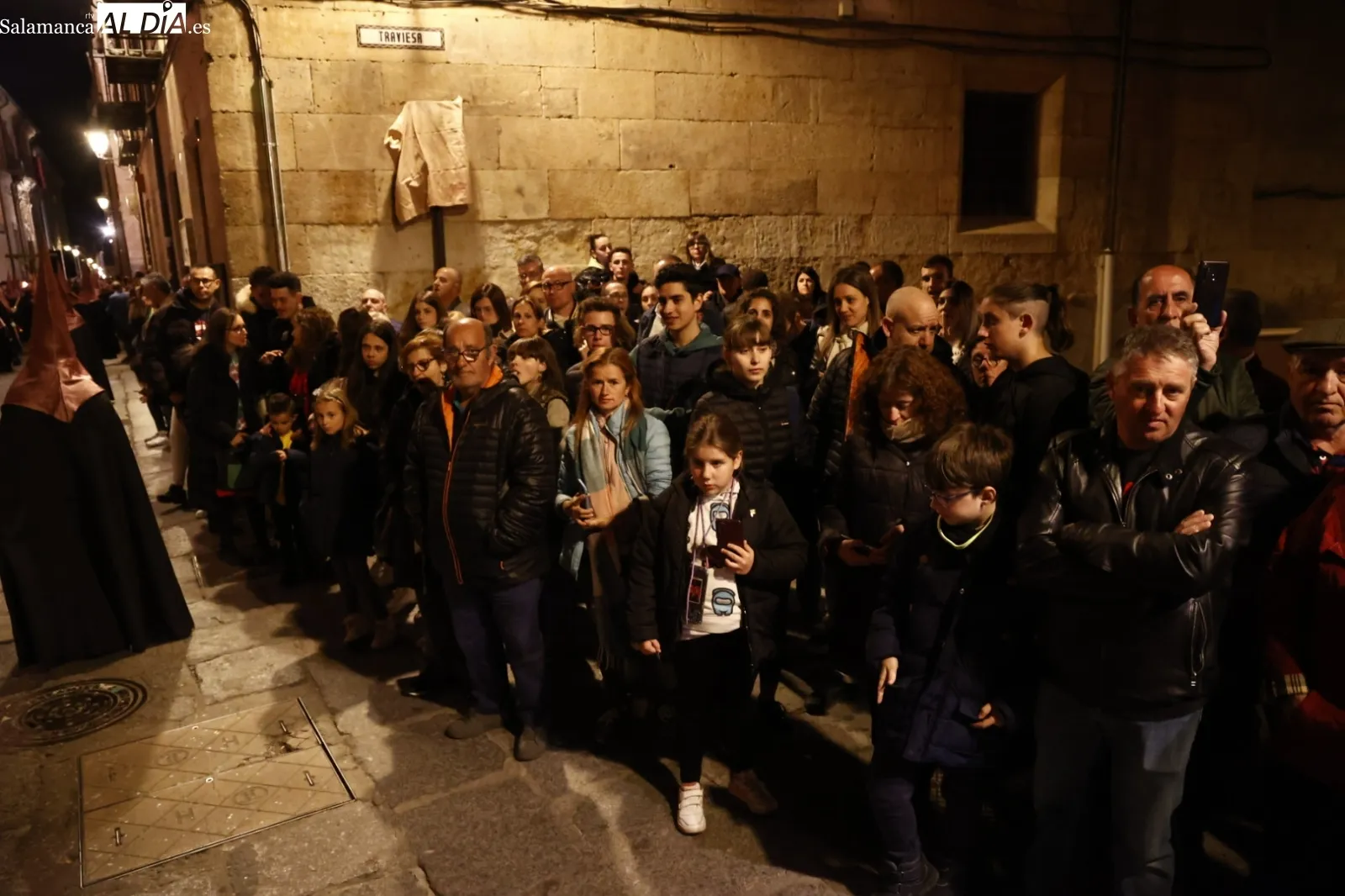 Numerosas personas han seguido la procesión de Jesús Flagelado y Nuestra Señora de las Lágrimas. Fotos: David Sañudo