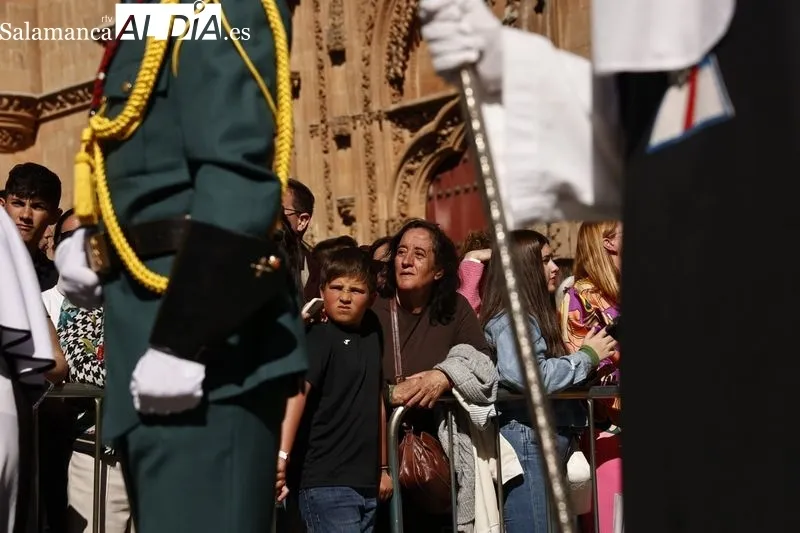 Numeroso público en la procesión de la Hermandad de Nuestro Padre Jesús del Vía Crucis. Fotos: David Sañudo