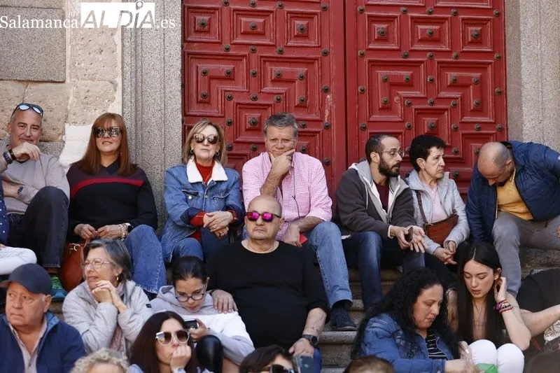 Numeroso público en la procesión de la Hermandad de Nuestro Padre Jesús del Vía Crucis. Fotos: David Sañudo