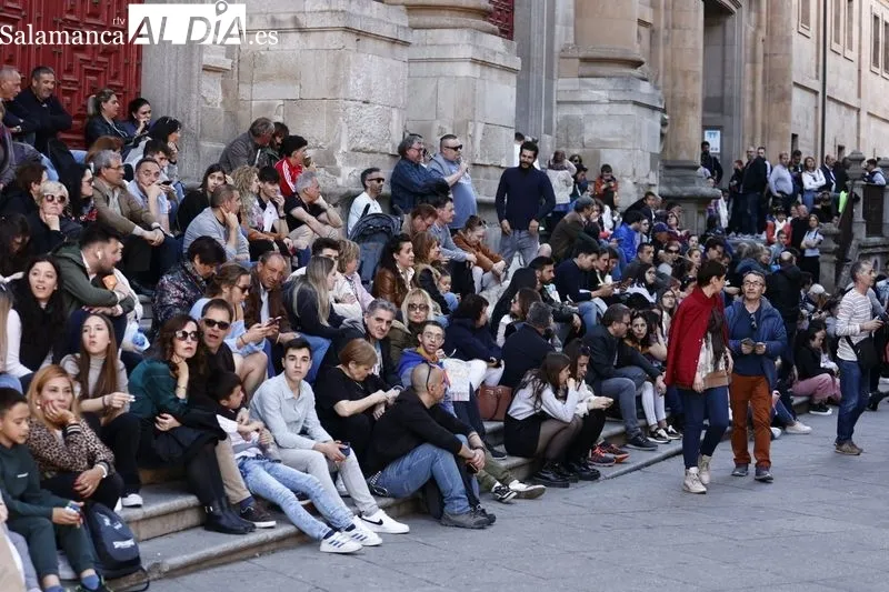 Numeroso público en la procesión de la Hermandad de Nuestro Padre Jesús del Vía Crucis. Fotos: David Sañudo