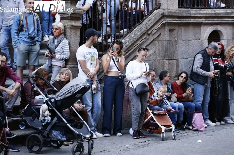 Numeroso público en la procesión de la Hermandad de Nuestro Padre Jesús del Vía Crucis. Fotos: David Sañudo