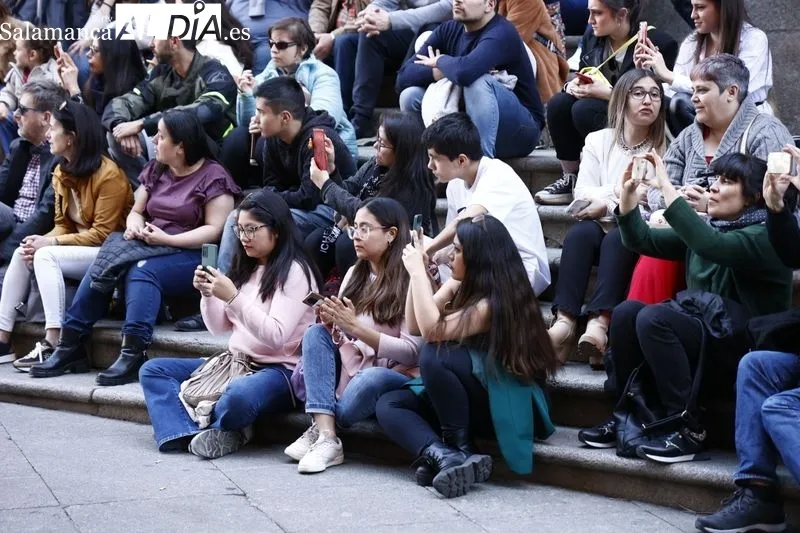 Numeroso público en la procesión de la Hermandad de Nuestro Padre Jesús del Vía Crucis. Fotos: David Sañudo