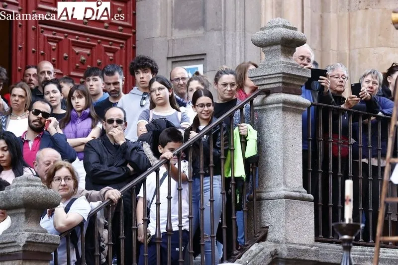 Numeroso público en la procesión de la Hermandad de Nuestro Padre Jesús del Vía Crucis. Fotos: David Sañudo