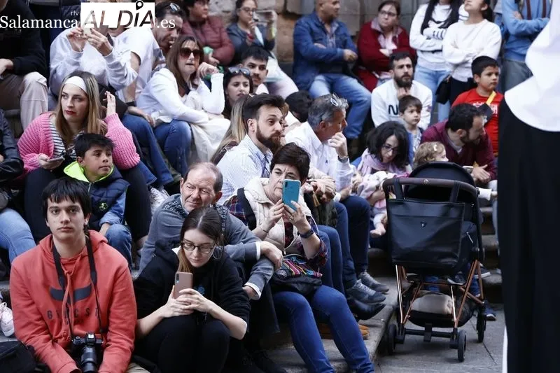 Numeroso público en la procesión de la Hermandad de Nuestro Padre Jesús del Vía Crucis. Fotos: David Sañudo