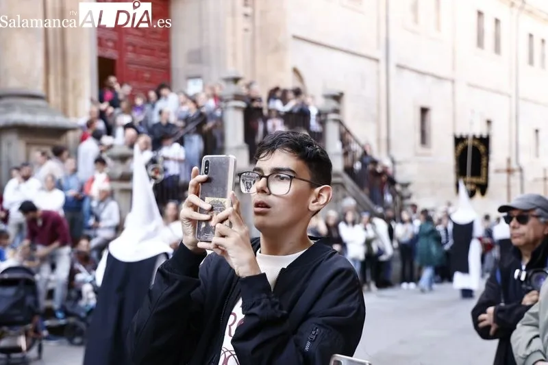 Numeroso público en la procesión de la Hermandad de Nuestro Padre Jesús del Vía Crucis. Fotos: David Sañudo