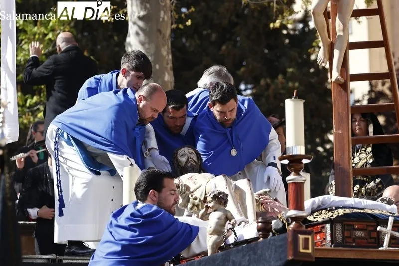 Foto 10 - Respetuoso Acto del Descendimiento para arrancar la tarde del Viernes Santo