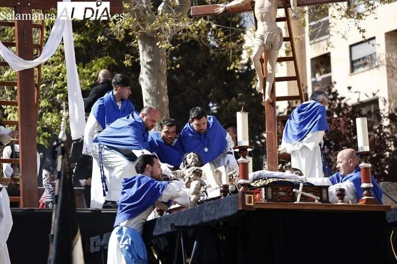 Foto 9 - Respetuoso Acto del Descendimiento para arrancar la tarde del Viernes Santo