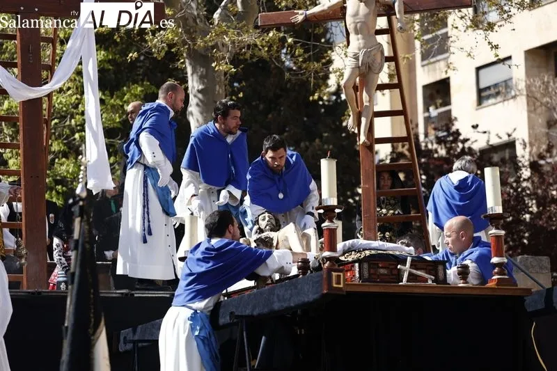 Foto 8 - Respetuoso Acto del Descendimiento para arrancar la tarde del Viernes Santo