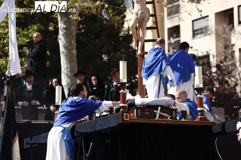 Foto 7 - Respetuoso Acto del Descendimiento para arrancar la tarde del Viernes Santo