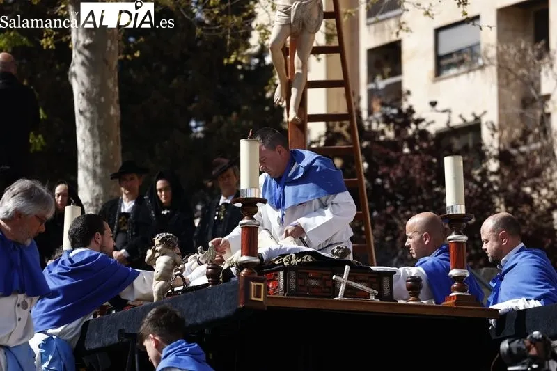 Foto 6 - Respetuoso Acto del Descendimiento para arrancar la tarde del Viernes Santo