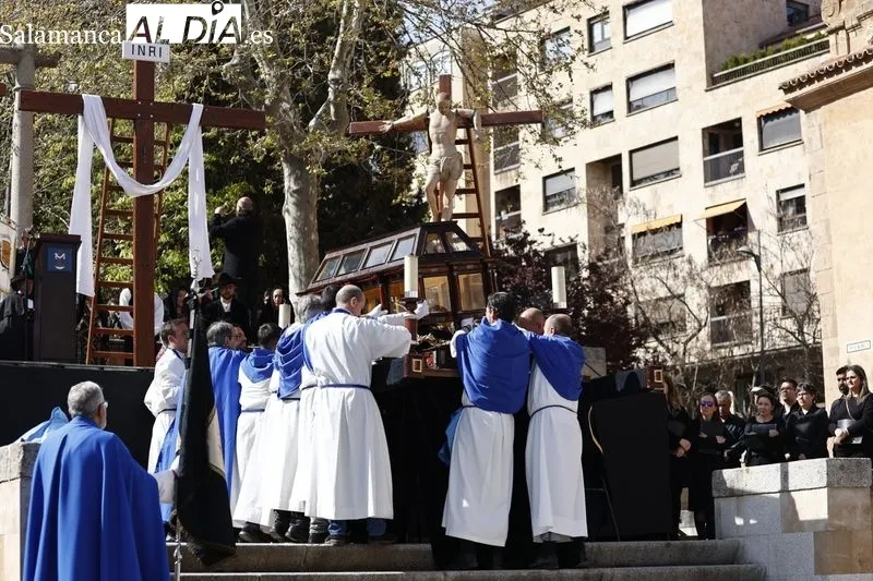 Foto 5 - Respetuoso Acto del Descendimiento para arrancar la tarde del Viernes Santo