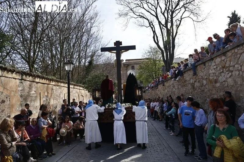 Foto 11 - Expectaci&oacute;n para ver la Procesi&oacute;n del Santo Entierro en un soleado Viernes Santo