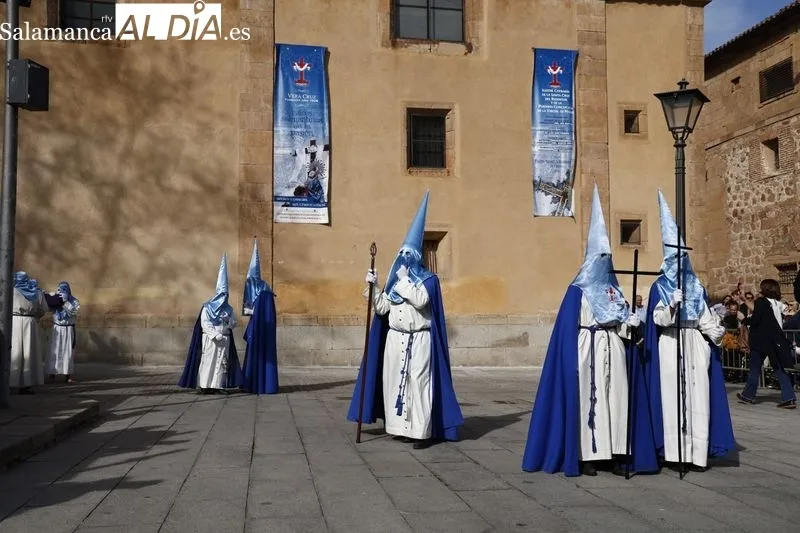 Foto 8 - Expectaci&oacute;n para ver la Procesi&oacute;n del Santo Entierro en un soleado Viernes Santo
