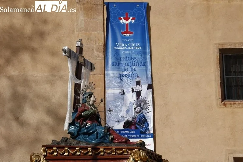 Foto 7 - Expectaci&oacute;n para ver la Procesi&oacute;n del Santo Entierro en un soleado Viernes Santo