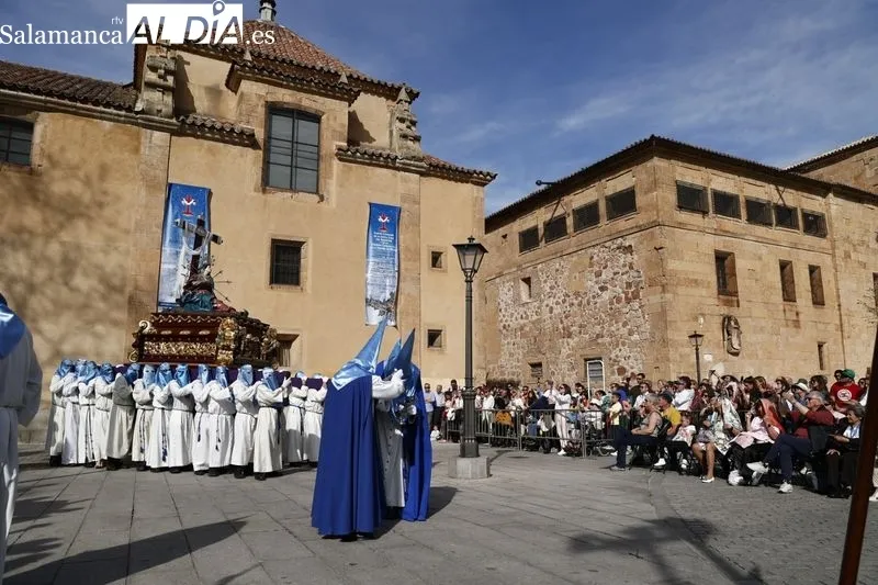 Foto 6 - Expectaci&oacute;n para ver la Procesi&oacute;n del Santo Entierro en un soleado Viernes Santo