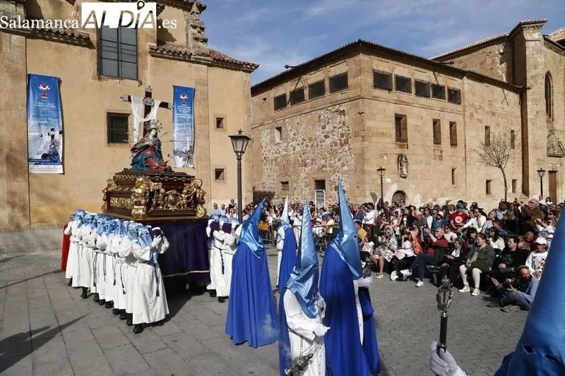 Foto 5 - Expectaci&oacute;n para ver la Procesi&oacute;n del Santo Entierro en un soleado Viernes Santo