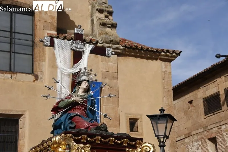 Foto 4 - Expectaci&oacute;n para ver la Procesi&oacute;n del Santo Entierro en un soleado Viernes Santo