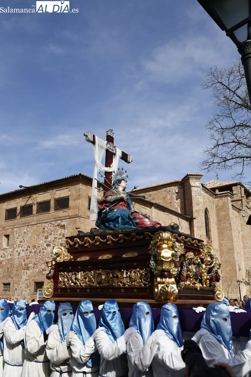 Foto 3 - Expectaci&oacute;n para ver la Procesi&oacute;n del Santo Entierro en un soleado Viernes Santo