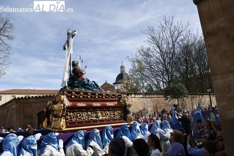 Foto 2 - Expectaci&oacute;n para ver la Procesi&oacute;n del Santo Entierro en un soleado Viernes Santo