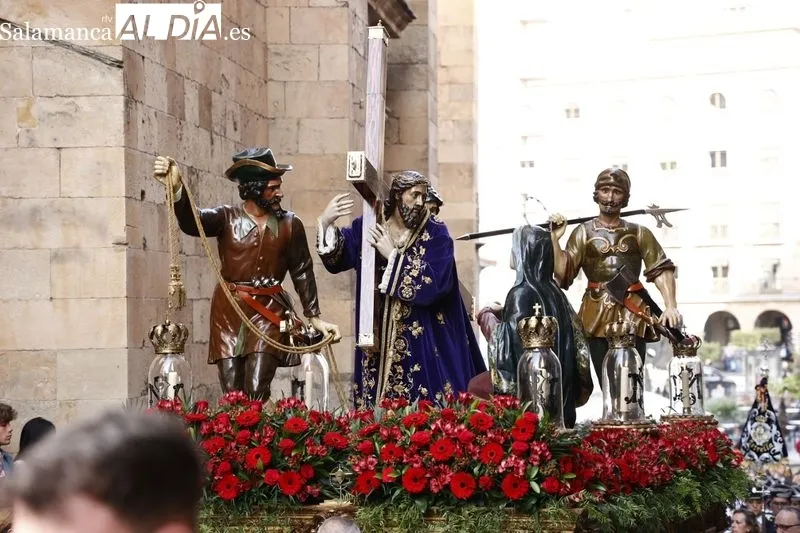 Foto 12 - Jes&uacute;s Nazareno inunda de color morado el centro de la ciudad