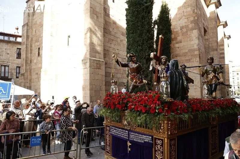 Foto 11 - Jes&uacute;s Nazareno inunda de color morado el centro de la ciudad
