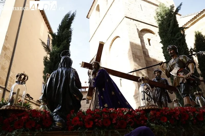 Foto 10 - Jes&uacute;s Nazareno inunda de color morado el centro de la ciudad