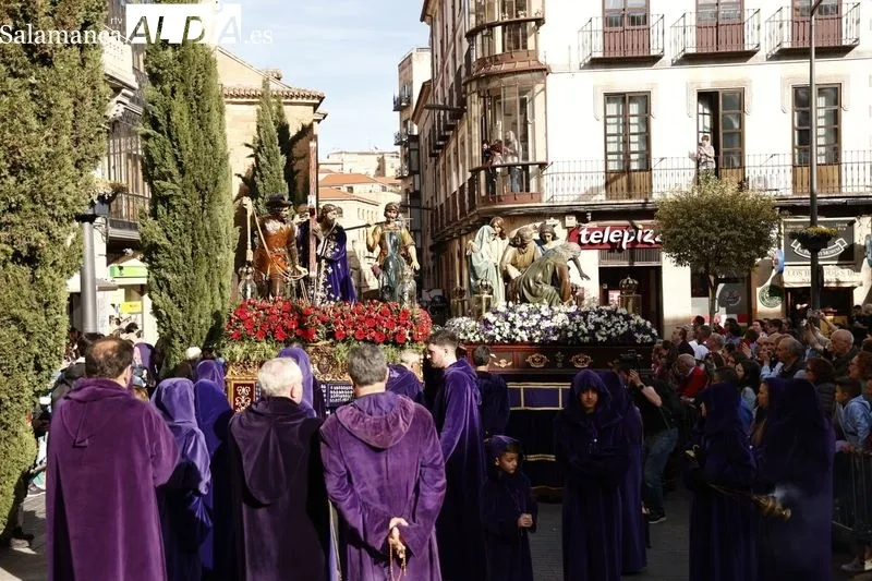 Foto 7 - Jes&uacute;s Nazareno inunda de color morado el centro de la ciudad