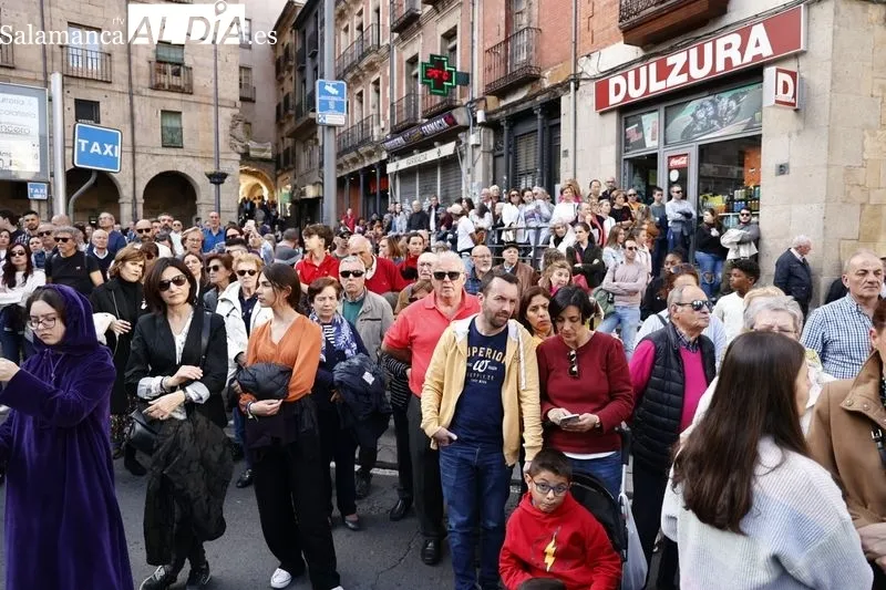 Foto 6 - Jes&uacute;s Nazareno inunda de color morado el centro de la ciudad