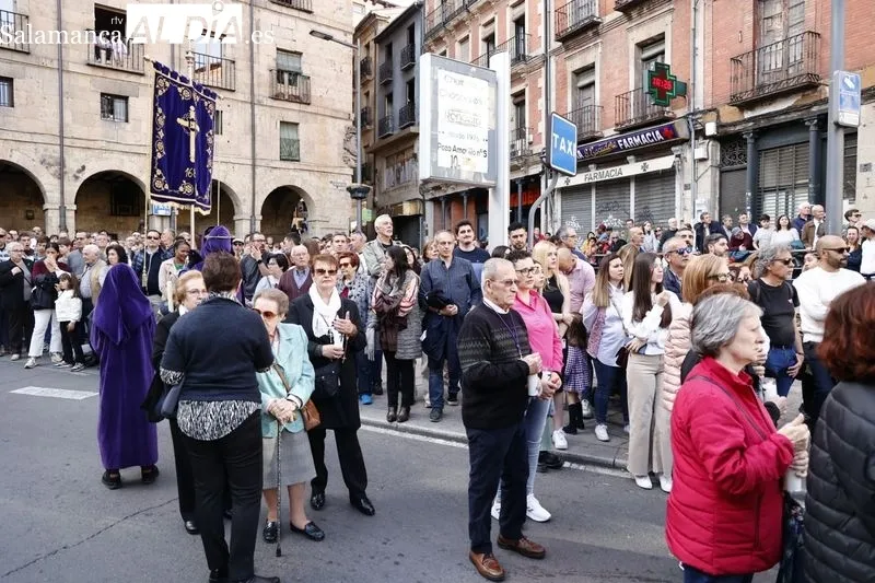 Foto 5 - Jes&uacute;s Nazareno inunda de color morado el centro de la ciudad