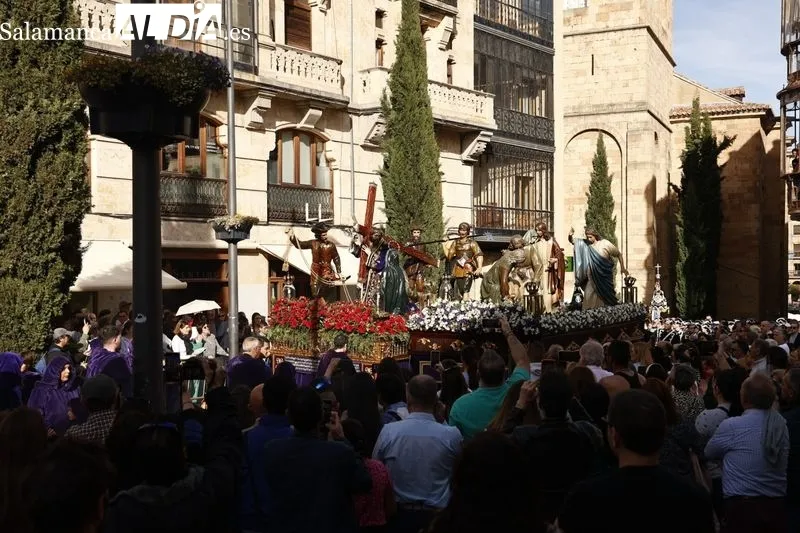 Foto 4 - Jes&uacute;s Nazareno inunda de color morado el centro de la ciudad