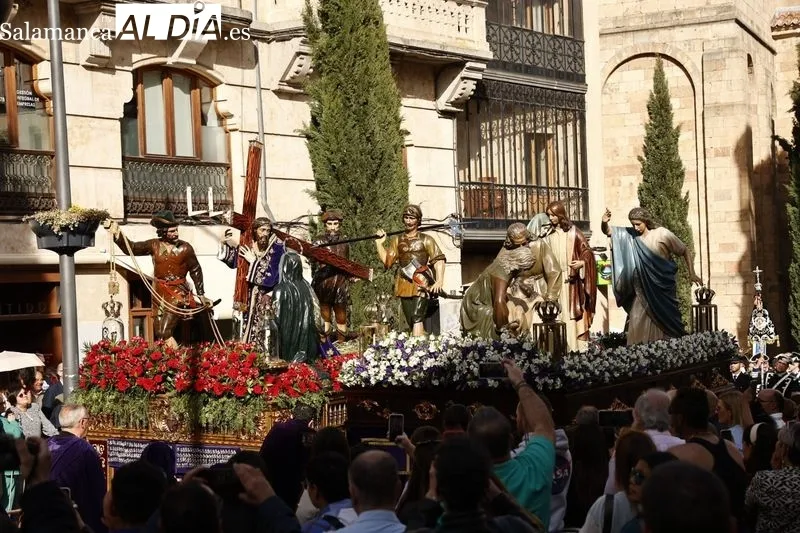 Foto 3 - Jes&uacute;s Nazareno inunda de color morado el centro de la ciudad