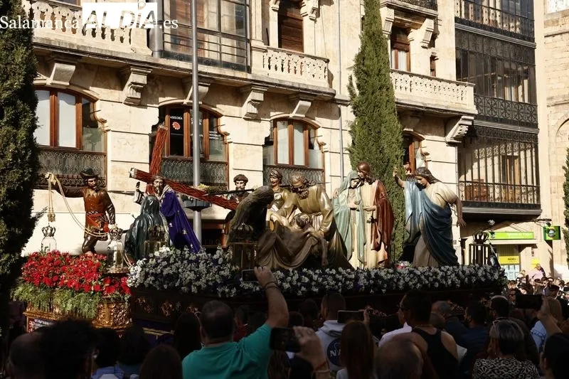 Foto 2 - Jes&uacute;s Nazareno inunda de color morado el centro de la ciudad