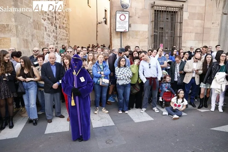 Foto 14 - Devoci&oacute;n por ver a Jes&uacute;s Rescatado y Nuestra Se&ntilde;ora de Las Angustias en las calles salmantinas