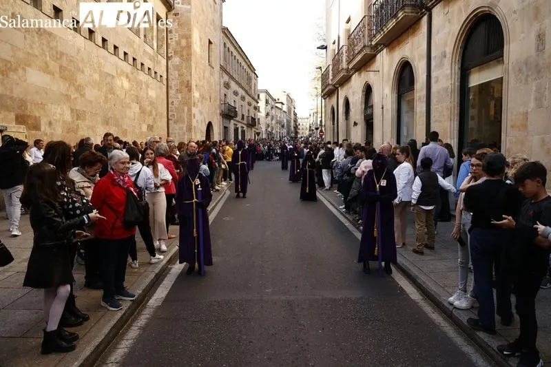 Foto 11 - Devoci&oacute;n por ver a Jes&uacute;s Rescatado y Nuestra Se&ntilde;ora de Las Angustias en las calles salmantinas