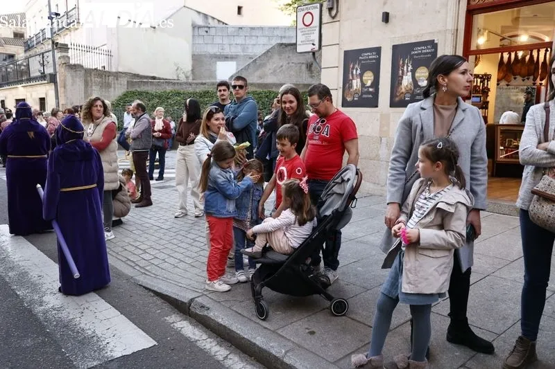 Foto 8 - Devoci&oacute;n por ver a Jes&uacute;s Rescatado y Nuestra Se&ntilde;ora de Las Angustias en las calles salmantinas