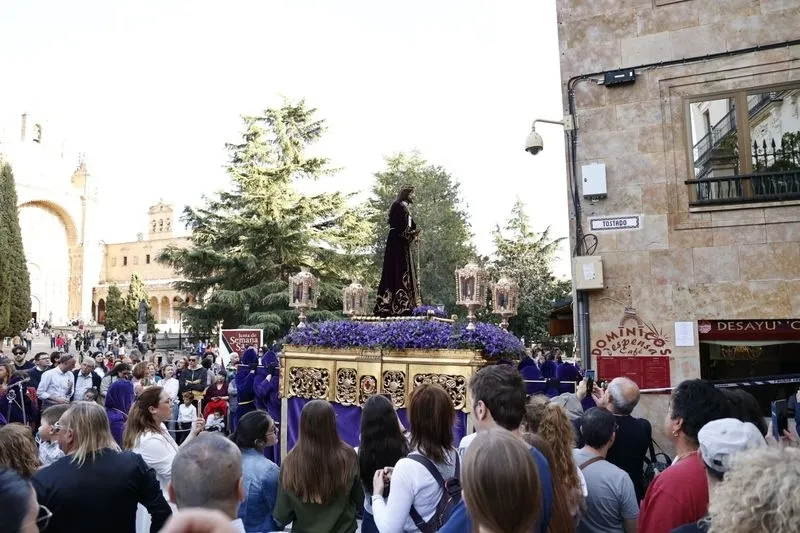 Foto 6 - Devoci&oacute;n por ver a Jes&uacute;s Rescatado y Nuestra Se&ntilde;ora de Las Angustias en las calles salmantinas