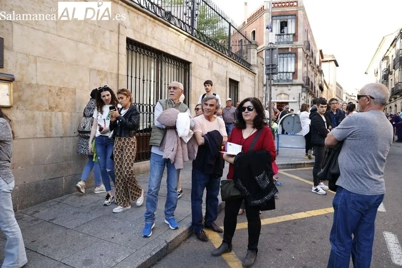 Foto 5 - Devoci&oacute;n por ver a Jes&uacute;s Rescatado y Nuestra Se&ntilde;ora de Las Angustias en las calles salmantinas