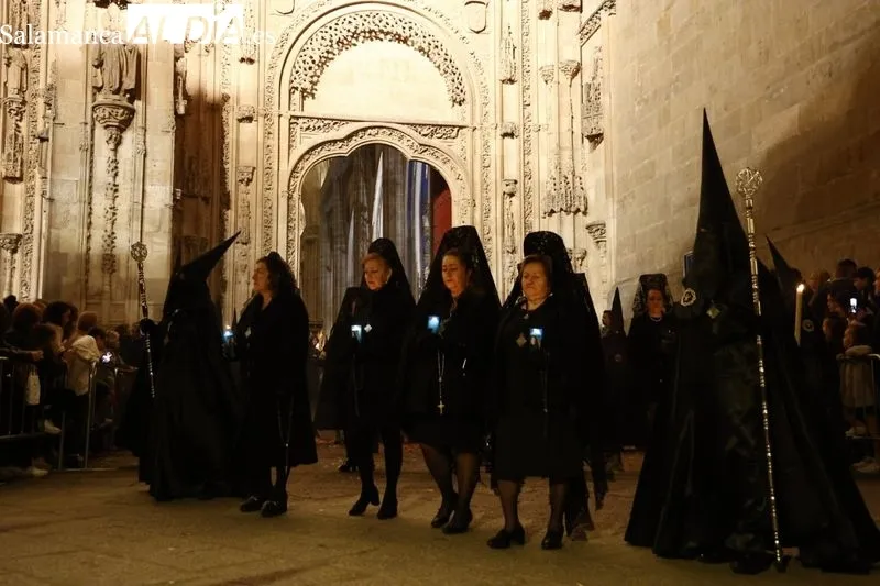 Foto 15 - La elegancia de La Soledad y un respetuoso silencio para dar comienzo al S&aacute;bado Santo