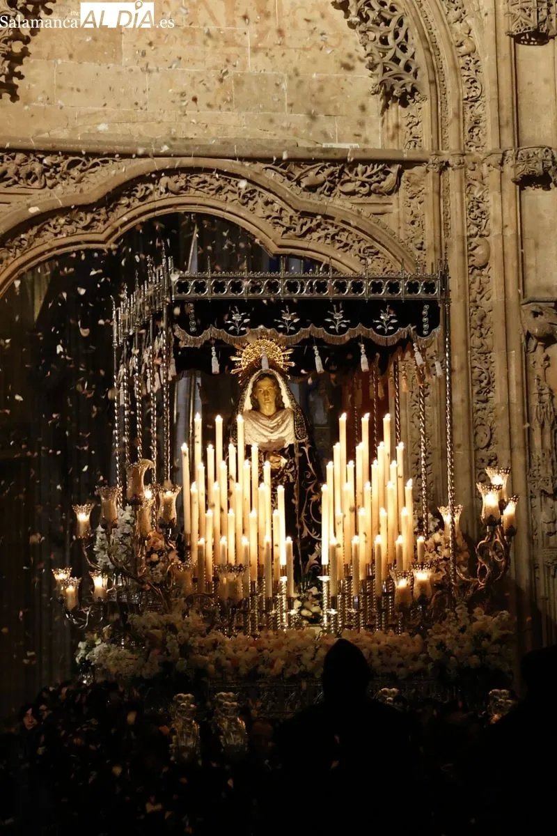 Foto 11 - La elegancia de La Soledad y un respetuoso silencio para dar comienzo al S&aacute;bado Santo