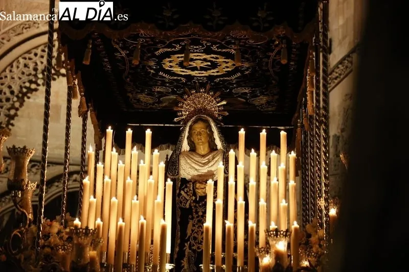 Foto 9 - La elegancia de La Soledad y un respetuoso silencio para dar comienzo al S&aacute;bado Santo