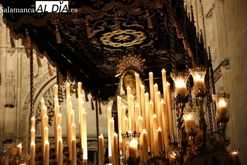 Foto 8 - La elegancia de La Soledad y un respetuoso silencio para dar comienzo al S&aacute;bado Santo