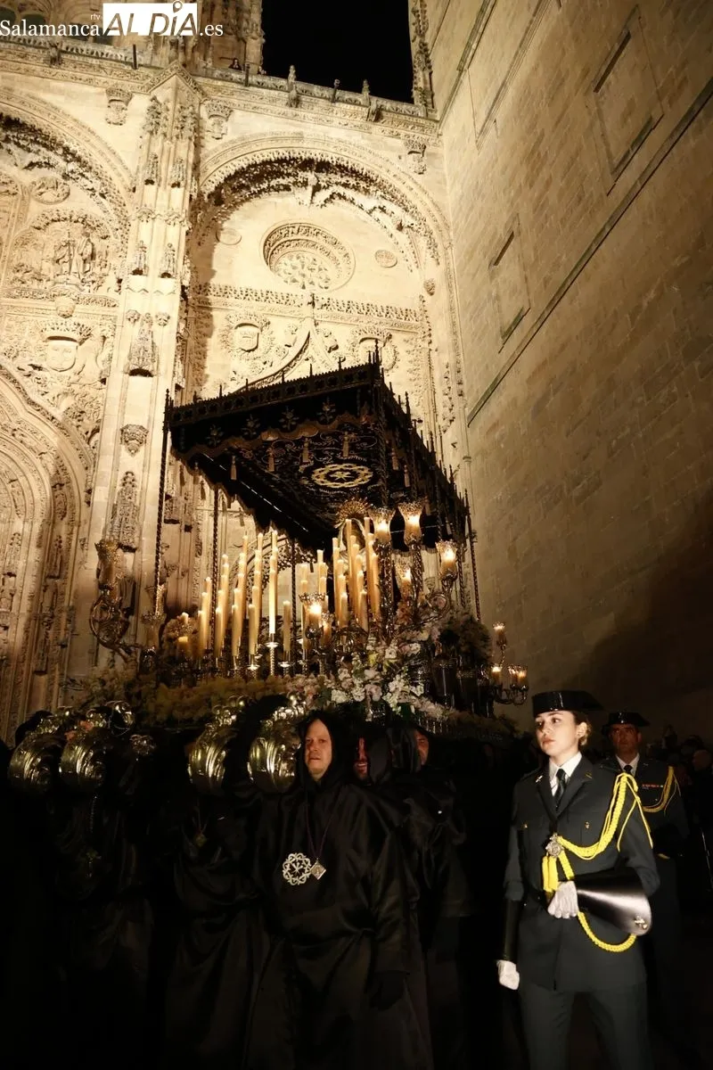 Foto 7 - La elegancia de La Soledad y un respetuoso silencio para dar comienzo al S&aacute;bado Santo
