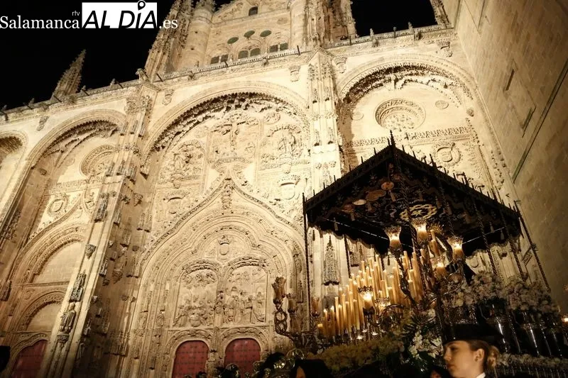 Foto 6 - La elegancia de La Soledad y un respetuoso silencio para dar comienzo al S&aacute;bado Santo