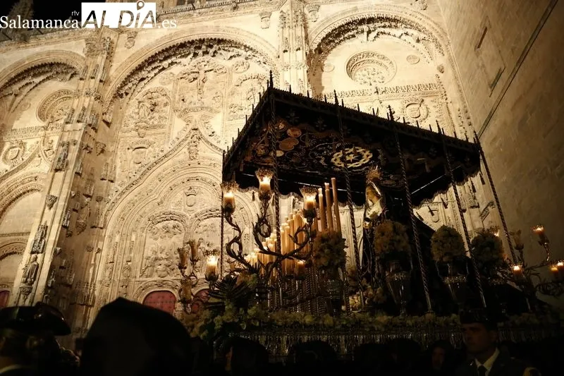 Foto 5 - La elegancia de La Soledad y un respetuoso silencio para dar comienzo al S&aacute;bado Santo