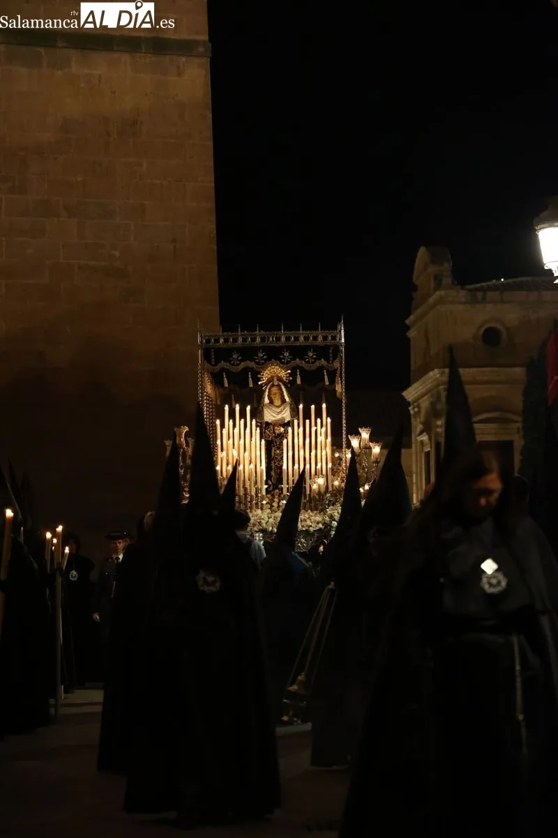 Foto 4 - La elegancia de La Soledad y un respetuoso silencio para dar comienzo al S&aacute;bado Santo