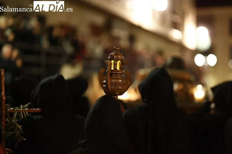 Foto 16 - Respetuoso cortejo f&uacute;nebre al Sant&iacute;simo Cristo de la Liberaci&oacute;n por las calles salmantinas