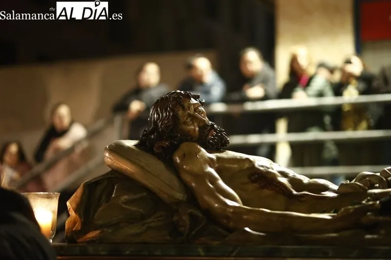 Foto 14 - Respetuoso cortejo f&uacute;nebre al Sant&iacute;simo Cristo de la Liberaci&oacute;n por las calles salmantinas