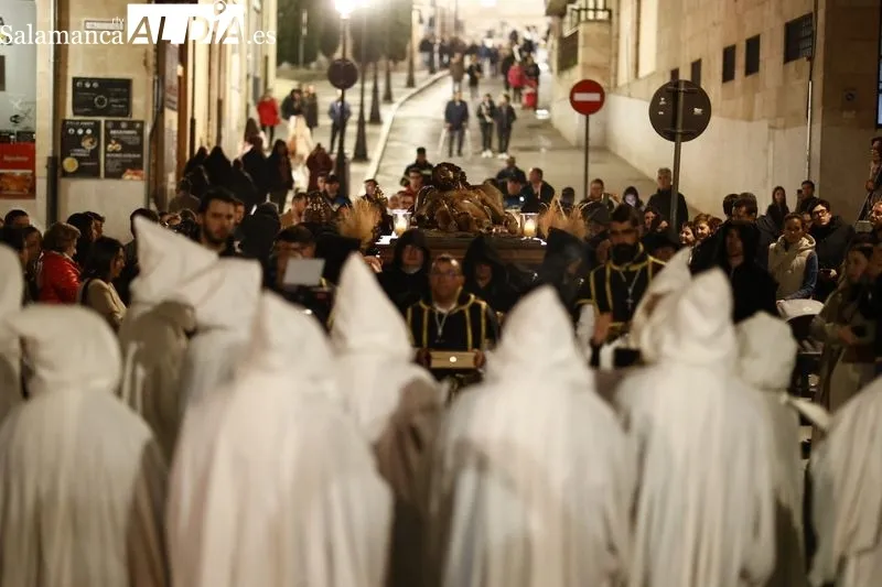 Foto 12 - Respetuoso cortejo f&uacute;nebre al Sant&iacute;simo Cristo de la Liberaci&oacute;n por las calles salmantinas