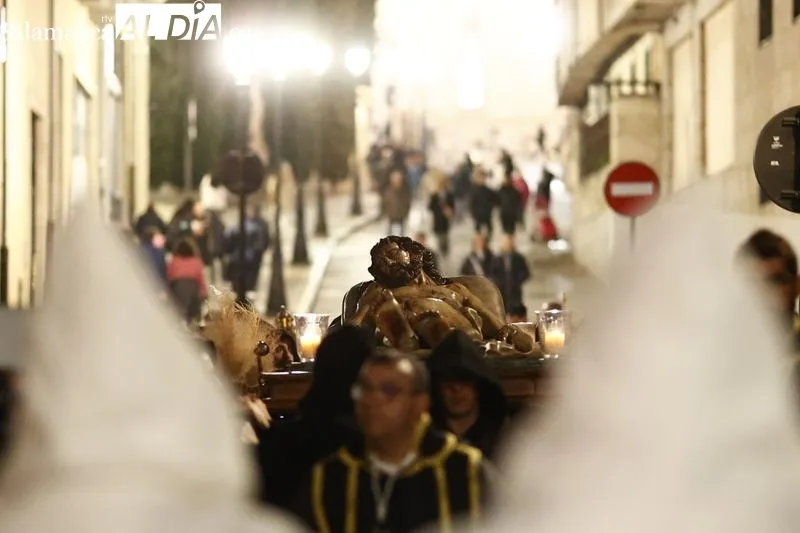 Foto 11 - Respetuoso cortejo f&uacute;nebre al Sant&iacute;simo Cristo de la Liberaci&oacute;n por las calles salmantinas