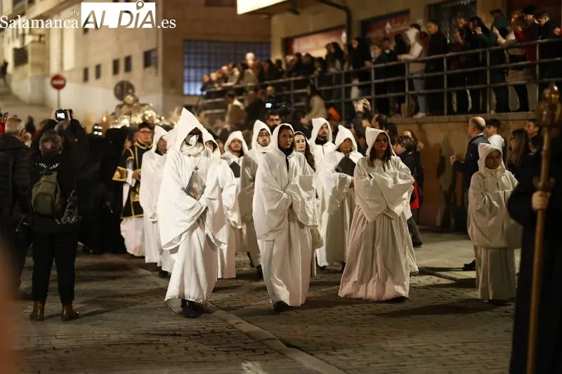 Foto 10 - Respetuoso cortejo f&uacute;nebre al Sant&iacute;simo Cristo de la Liberaci&oacute;n por las calles salmantinas